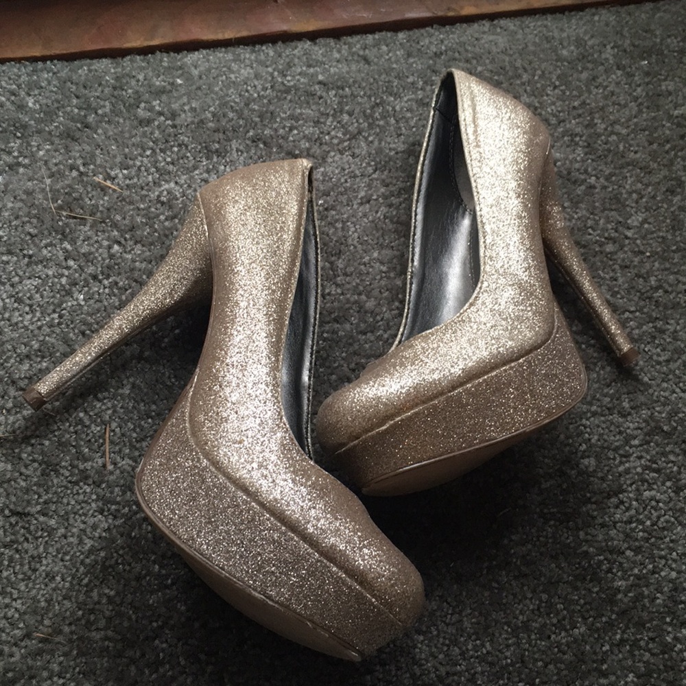 Glitter gold pumps!